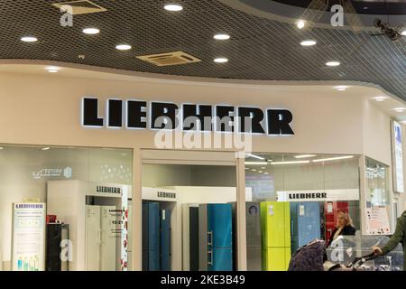 Tjumen, Russland-01. Oktober 2022: Liebherr-Logo, im Ausstellungsraum des Liebherr-Pavillons. Verkauf von Kühlschränken Stockfoto