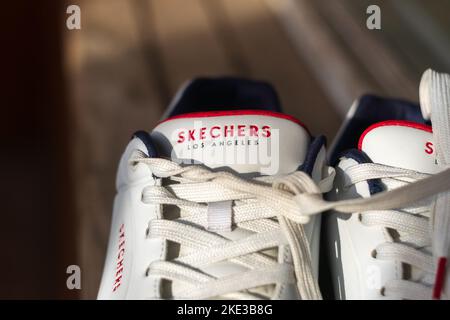 Tjumen, Russland-01. Oktober 2022: Sneakers Logo weiß los angeles von Skechers. Selektiver Fokus Stockfoto