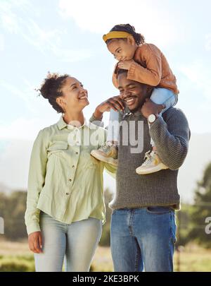 Eltern, Kinder und glückliche Familie in Park, Garten und Sonnenfeld im Freien für die Bindung, Liebe und schöne Zeit zusammen. Mutter, Vater und Mädchen Kind von Stockfoto