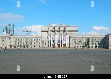 Samara, Russland - ca. August 2021: Opernhaus in Samara auf dem Kuibyshev-Platz, Russland. Der größte Stadtplatz in Europa Stockfoto