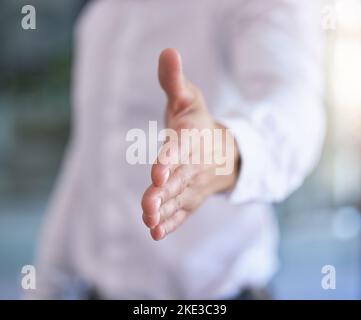 Handshake, handeln und begrüßen Sie mit einem Geschäftsmann, der seine Hand in Begrüßung, Beförderung oder Zusammenarbeit anbietet. Treffen, vielen Dank und Partnerschaft mit einem Stockfoto