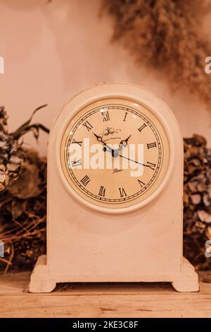 Mechanische Uhr mit Wecker auf dem Tisch im Innenraum. Loft-Stil Stockfoto