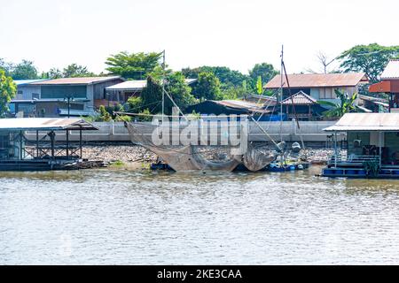 Tailandia 10-11-2022 uno de los Ríos donde viven los trabajadores del campo en pobreza extrema los sueldos bajos y comen de l Stockfoto