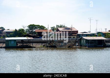 Tailandia 10-11-2022 uno de los Ríos donde viven los trabajadores del campo en pobreza extrema los sueldos bajos y comen de l Stockfoto