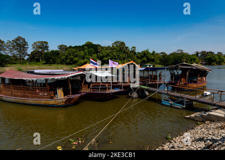 Tailandia 10-11-2022 uno de los Ríos donde viven los trabajadores del campo en pobreza extrema los sueldos bajos y comen de l Stockfoto