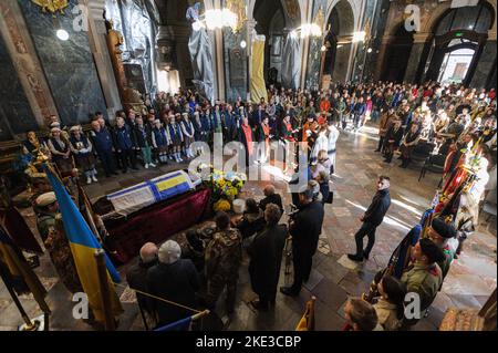 Trauerzeremonie von Taras Havrylyschyn, einem ehemaligen Mitglied der Plast-Organisation, der Nationalen Pfadfinderorganisation der Ukraine, in der Garnisonskirche der Heiligen Peter und Paul, der während der russischen Invasion in der Ukraine von russischen Truppen getötet wurde. Russland marschierte am 24. Februar 2022 in die Ukraine ein und löste damit den größten militärischen Angriff in Europa seit dem Zweiten Weltkrieg aus Taras Havrylyschyn wurde während der russischen Invasion in der Ukraine von russischen Truppen getötet. Russland marschierte am 24. Februar 2022 in die Ukraine ein und löste damit den größten militärischen Angriff in Europa seit dem Zweiten Weltkrieg aus Stockfoto