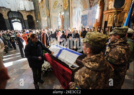 Trauerzeremonie von Taras Havrylyschyn, einem ehemaligen Mitglied der Plast-Organisation, der Nationalen Pfadfinderorganisation der Ukraine, in der Garnisonskirche der Heiligen Peter und Paul, der während der russischen Invasion in der Ukraine von russischen Truppen getötet wurde. Russland marschierte am 24. Februar 2022 in die Ukraine ein und löste damit den größten militärischen Angriff in Europa seit dem Zweiten Weltkrieg aus Taras Havrylyschyn wurde während der russischen Invasion in der Ukraine von russischen Truppen getötet. Russland marschierte am 24. Februar 2022 in die Ukraine ein und löste damit den größten militärischen Angriff in Europa seit dem Zweiten Weltkrieg aus Stockfoto