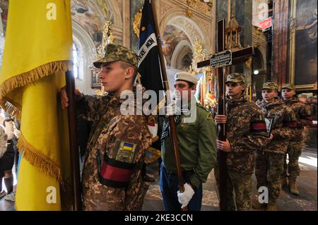 Trauerzeremonie von Taras Havrylyschyn, einem ehemaligen Mitglied der Plast-Organisation, der Nationalen Pfadfinderorganisation der Ukraine, in der Garnisonskirche der Heiligen Peter und Paul, der während der russischen Invasion in der Ukraine von russischen Truppen getötet wurde. Russland marschierte am 24. Februar 2022 in die Ukraine ein und löste damit den größten militärischen Angriff in Europa seit dem Zweiten Weltkrieg aus Taras Havrylyschyn wurde während der russischen Invasion in der Ukraine von russischen Truppen getötet. Russland marschierte am 24. Februar 2022 in die Ukraine ein und löste damit den größten militärischen Angriff in Europa seit dem Zweiten Weltkrieg aus Stockfoto