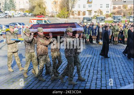 Soldaten tragen einen Sarg während der Trauerfeier von Taras Havrylyschyn, einem Mitglied der Plast-Organisation, der Nationalen Pfadfinderorganisation der Ukraine, der während der russischen Invasion in der Ukraine von russischen Truppen getötet wurde. Russland marschierte am 24. Februar 2022 in die Ukraine ein und löste damit den größten militärischen Angriff in Europa seit dem Zweiten Weltkrieg aus Taras Havrylyschyn wurde während der russischen Invasion in der Ukraine von russischen Truppen getötet. Russland marschierte am 24. Februar 2022 in die Ukraine ein und löste damit den größten militärischen Angriff in Europa seit dem Zweiten Weltkrieg aus Stockfoto