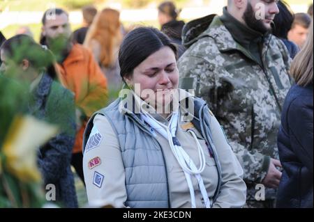 Lviv, Ukraine. 09.. November 2022. Ein Mitglied der ukrainischen Pfadfinderorganisation Plast weint während der Beerdigungszeremonie von Taras Havrylyschyn, einem ehemaligen Mitglied der Organisation Plast, der Nationalen Pfadfinderorganisation der Ukraine, auf dem Lychakiv-Friedhof. Taras Havrylyschyn wurde während der russischen Invasion in der Ukraine von russischen Truppen getötet. Russland marschierte am 24. Februar 2022 in die Ukraine ein und löste damit den größten militärischen Angriff in Europa seit dem Zweiten Weltkrieg aus Kredit: SOPA Images Limited/Alamy Live Nachrichten Stockfoto