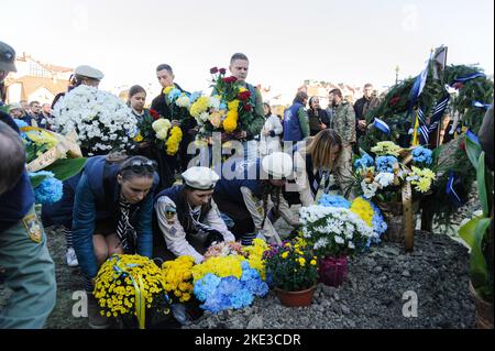 Lviv, Ukraine. 09.. November 2022. Mitglieder der ukrainischen Pfadfinderorganisation Plast legen Blumen an das Grab von Taras Havrylyschyn, einem ehemaligen Mitglied der Plast-Organisation, der Nationalen Pfadfinderorganisation der Ukraine, auf dem Lytschakiv-Friedhof. Taras Havrylyschyn wurde während der russischen Invasion in der Ukraine von russischen Truppen getötet. Russland marschierte am 24. Februar 2022 in die Ukraine ein und löste damit den größten militärischen Angriff in Europa seit dem Zweiten Weltkrieg aus Kredit: SOPA Images Limited/Alamy Live Nachrichten Stockfoto