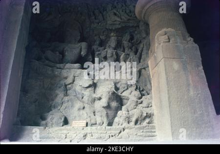 Die Höhlen von Elephanta sind eine Sammlung von Höhlentempeln, die vorwiegend dem Hindu-gott Shiva gewidmet sind. Sie befinden sich auf der Insel Elephanta oder Gharapuri im Hafen von Mumbai, 10 Kilometer östlich von Mumbai im indischen Bundesstaat Mahārāshtra. Es verfügt über fünf Hindu-Höhlen, ein paar buddhistische Stupa-Hügel, die aus dem 2.. Jahrhundert v. Chr. stammen, und zwei buddhistische Höhlen mit Wassertanks. Die Schnitzereien erzählen hinduistische Mythologien, wobei die großen monolithischen 5,45 Meter Trimurti Sadashiva (dreigesichtige Shiva), Nataraja (Herr des Tanzes) und Yogishvara (Herr des Yoga) die berühmtesten sind. Stockfoto