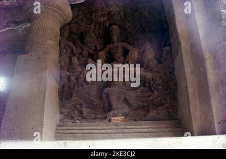 Die Höhlen von Elephanta sind eine Sammlung von Höhlentempeln, die vorwiegend dem Hindu-gott Shiva gewidmet sind. Sie befinden sich auf der Insel Elephanta oder Gharapuri im Hafen von Mumbai, 10 Kilometer östlich von Mumbai im indischen Bundesstaat Mahārāshtra. Es verfügt über fünf Hindu-Höhlen, ein paar buddhistische Stupa-Hügel, die aus dem 2.. Jahrhundert v. Chr. stammen, und zwei buddhistische Höhlen mit Wassertanks. Die Schnitzereien erzählen hinduistische Mythologien, wobei die großen monolithischen 5,45 Meter Trimurti Sadashiva (dreigesichtige Shiva), Nataraja (Herr des Tanzes) und Yogishvara (Herr des Yoga) die berühmtesten sind. Stockfoto