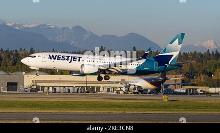 Richmond, British Columbia, Kanada. 9.. November 2022. Ein WestJet Boeing 737-8 MAX Jetliner (C-FXWJ) landet auf dem internationalen Flughafen Vancouver. (Bild: © Bayne Stanley/ZUMA Press Wire) Stockfoto