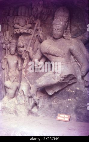 Die Höhlen von Elephanta sind eine Sammlung von Höhlentempeln, die vorwiegend dem Hindu-gott Shiva gewidmet sind. Sie befinden sich auf der Insel Elephanta oder Gharapuri im Hafen von Mumbai, 10 Kilometer östlich von Mumbai im indischen Bundesstaat Mahārāshtra. Es verfügt über fünf Hindu-Höhlen, ein paar buddhistische Stupa-Hügel, die aus dem 2.. Jahrhundert v. Chr. stammen, und zwei buddhistische Höhlen mit Wassertanks. Die Schnitzereien erzählen hinduistische Mythologien, wobei die großen monolithischen 5,45 Meter Trimurti Sadashiva (dreigesichtige Shiva), Nataraja (Herr des Tanzes) und Yogishvara (Herr des Yoga) die berühmtesten sind. Stockfoto