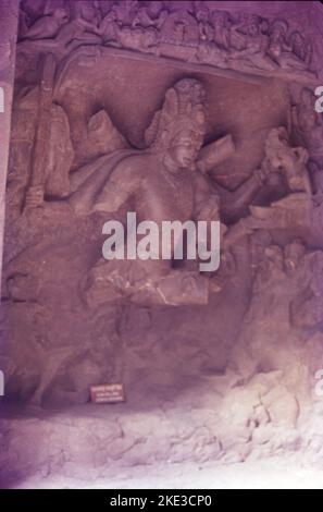 Die Höhlen von Elephanta sind eine Sammlung von Höhlentempeln, die vorwiegend dem Hindu-gott Shiva gewidmet sind. Sie befinden sich auf der Insel Elephanta oder Gharapuri im Hafen von Mumbai, 10 Kilometer östlich von Mumbai im indischen Bundesstaat Mahārāshtra. Es verfügt über fünf Hindu-Höhlen, ein paar buddhistische Stupa-Hügel, die aus dem 2.. Jahrhundert v. Chr. stammen, und zwei buddhistische Höhlen mit Wassertanks. Die Schnitzereien erzählen hinduistische Mythologien, wobei die großen monolithischen 5,45 Meter Trimurti Sadashiva (dreigesichtige Shiva), Nataraja (Herr des Tanzes) und Yogishvara (Herr des Yoga) die berühmtesten sind. Stockfoto