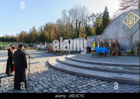 Lviv, Ukraine. 09.. November 2022. Trauerfeier von Taras Havrylyschyn, einem ehemaligen Mitglied der Plast-Organisation, der Nationalen Pfadfinderorganisation der Ukraine, der während der russischen Invasion in die Ukraine von russischen Truppen getötet wurde. Russland marschierte am 24. Februar 2022 in die Ukraine ein und löste damit den größten militärischen Angriff in Europa seit dem Zweiten Weltkrieg aus (Foto von Mykola Tys/SOPA Images/Sipa USA) Quelle: SIPA USA/Alamy Live News Stockfoto