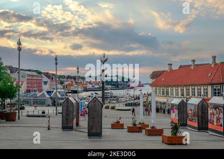 Stavanger, Norwegen - 14 2022. August: Blick auf den Strandkaien-Kai in Vagen, dem Hafengebiet der Stadt, bei Sonnenuntergang. Stockfoto