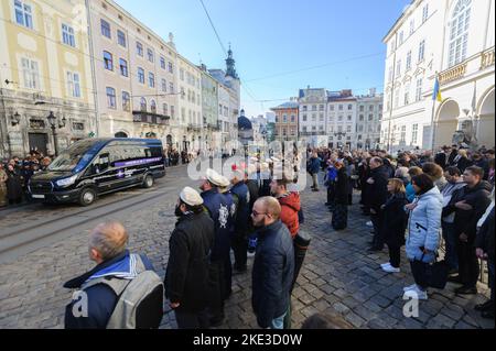 Lviv, Ukraine. 09.. November 2022. Trauerfeier von Taras Havrylyschyn, einem ehemaligen Mitglied der Plast-Organisation, der Nationalen Pfadfinderorganisation der Ukraine, der während der russischen Invasion in die Ukraine von russischen Truppen getötet wurde. Russland marschierte am 24. Februar 2022 in die Ukraine ein und löste damit den größten militärischen Angriff in Europa seit dem Zweiten Weltkrieg aus (Foto von Mykola Tys/SOPA Images/Sipa USA) Quelle: SIPA USA/Alamy Live News Stockfoto