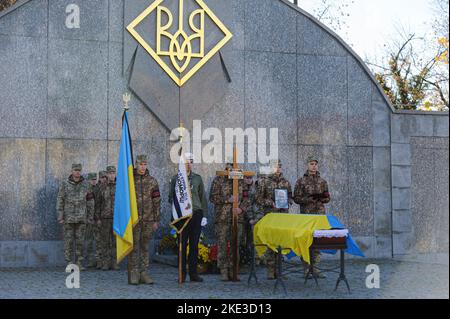 Lviv, Ukraine. 09.. November 2022. Trauerfeier von Taras Havrylyschyn, einem ehemaligen Mitglied der Plast-Organisation, der Nationalen Pfadfinderorganisation der Ukraine, der während der russischen Invasion in die Ukraine von russischen Truppen getötet wurde. Russland marschierte am 24. Februar 2022 in die Ukraine ein und löste damit den größten militärischen Angriff in Europa seit dem Zweiten Weltkrieg aus (Foto von Mykola Tys/SOPA Images/Sipa USA) Quelle: SIPA USA/Alamy Live News Stockfoto