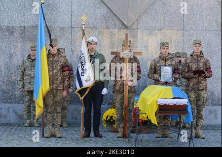 Lviv, Ukraine. 09.. November 2022. Trauerfeier von Taras Havrylyschyn, einem ehemaligen Mitglied der Plast-Organisation, der Nationalen Pfadfinderorganisation der Ukraine, der während der russischen Invasion in die Ukraine von russischen Truppen getötet wurde. Russland marschierte am 24. Februar 2022 in die Ukraine ein und löste damit den größten militärischen Angriff in Europa seit dem Zweiten Weltkrieg aus (Foto von Mykola Tys/SOPA Images/Sipa USA) Quelle: SIPA USA/Alamy Live News Stockfoto