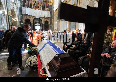 Lviv, Ukraine. 09.. November 2022. Trauerzeremonie von Taras Havrylyschyn, einem ehemaligen Mitglied der Plast-Organisation, der Nationalen Pfadfinderorganisation der Ukraine, in der Garnisonskirche der Heiligen Peter und Paul, der während der russischen Invasion in der Ukraine von russischen Truppen getötet wurde. Russland marschierte am 24. Februar 2022 in die Ukraine ein und löste damit den größten militärischen Angriff in Europa seit dem Zweiten Weltkrieg aus (Foto von Mykola Tys/SOPA Images/Sipa USA) Quelle: SIPA USA/Alamy Live News Stockfoto