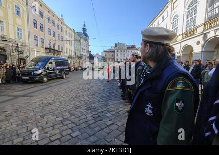 Lviv, Ukraine. 09.. November 2022. Trauerfeier von Taras Havrylyschyn, einem ehemaligen Mitglied der Plast-Organisation, der Nationalen Pfadfinderorganisation der Ukraine, der während der russischen Invasion in die Ukraine von russischen Truppen getötet wurde. Russland marschierte am 24. Februar 2022 in die Ukraine ein und löste damit den größten militärischen Angriff in Europa seit dem Zweiten Weltkrieg aus (Foto von Mykola Tys/SOPA Images/Sipa USA) Quelle: SIPA USA/Alamy Live News Stockfoto