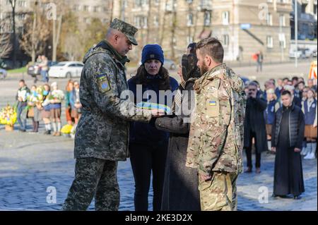 Lviv, Ukraine. 09.. November 2022. Ein Militärangehöriger übergibt der Familie von Taras Havrylyschyn, einem Mitglied der Plast-Organisation, der Nationalen Pfadfinderorganisation der Ukraine, die während der russischen Invasion in der Ukraine von russischen Truppen getötet wurde, die Flagge. Russland marschierte am 24. Februar 2022 in die Ukraine ein und löste damit den größten militärischen Angriff in Europa seit dem Zweiten Weltkrieg aus (Foto von Mykola Tys/SOPA Images/Sipa USA) Quelle: SIPA USA/Alamy Live News Stockfoto