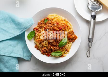 Spaghetti von oben mit Fleischsoße und Käse Bolognese in der Schüssel Stockfoto