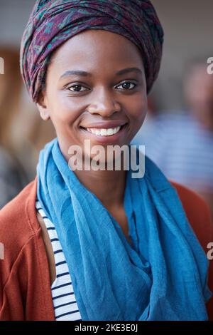 Die Zukunft ist so hell und positiv. Porträt eines Studenten auf dem Campus. Stockfoto