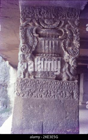 Ellora Caves:- Dies ist ein UNESCO-Weltkulturerbe im westlichen Ghat der sahyadri Bergkette, am Waghora Fluss, im Aurangabad Bezirk von Maharashtra. Es ist eine der größten, in Felsen gehausten Hindu Temple Cave. Ellora Höhlen sind berühmt für den Buddhismus und stellen eine Vielzahl von buddhistischen Gottheiten dar. Die prominenten Höhlen sind Cave15 Höhle von zehn Inkarnationen, Höhle 16 Kailasa der größte monolithische Tempel, Höhle 21 Ramesvara und Höhle 29 Dumar Lena. Stockfoto