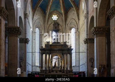 Massa Marittima, Italien - 11. September 2022: Innenraum der Kathedrale des Heiligen Cerbonius in Massa Marittima. Italien Stockfoto