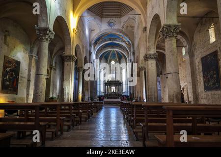 Massa Marittima, Italien - 11. September 2022: Innenraum der Kathedrale des Heiligen Cerbonius in Massa Marittima. Italien Stockfoto