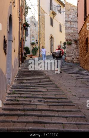 Massa Marittima, Italien - 11. September 2022: Steile und schmale Straße in der Altstadt von Massa Marittima, Italien Stockfoto