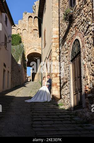 Massa Marittima, Italien - 11. September 2022: Steile und schmale Straße in der Altstadt von Massa Marittima, Italien Stockfoto