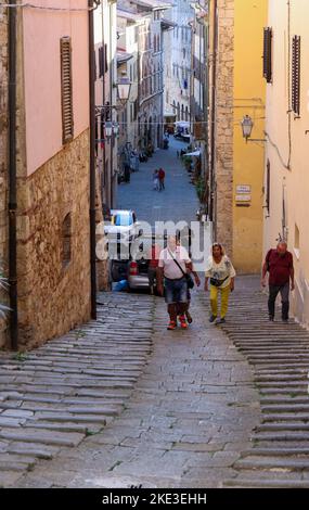 Massa Marittima, Italien - 11. September 2022: Steile und schmale Straße in der Altstadt von Massa Marittima, Italien Stockfoto