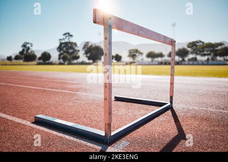 Leere Stadion, Feld und Laufhürde oder Barriere auf der Rennstrecke im Freien. Sport, Leichtathletik oder springen Hindernis, Metall-Ausrüstung für Läufer oder Stockfoto