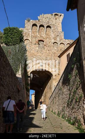 Massa Marittima, Italien - 11. September 2022: Steile und schmale Straße in der Altstadt von Massa Marittima, Italien Stockfoto