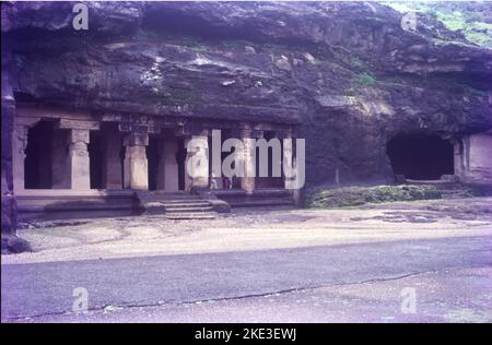 Ellora Caves:- Dies ist ein UNESCO-Weltkulturerbe im westlichen Ghat der sahyadri Bergkette, am Waghora Fluss, im Aurangabad Bezirk von Maharashtra. Es ist eine der größten, in Felsen gehausten Hindu Temple Cave. Ellora Höhlen sind berühmt für den Buddhismus und stellen eine Vielzahl von buddhistischen Gottheiten dar. Die prominenten Höhlen sind Cave15 Höhle von zehn Inkarnationen, Höhle 16 Kailasa der größte monolithische Tempel, Höhle 21 Ramesvara und Höhle 29 Dumar Lena. Stockfoto