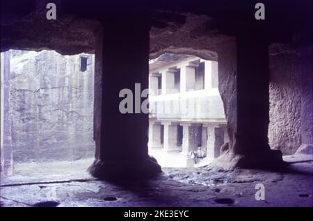 Ellora Caves:- Dies ist ein UNESCO-Weltkulturerbe im westlichen Ghat der sahyadri Bergkette, am Waghora Fluss, im Aurangabad Bezirk von Maharashtra. Es ist eine der größten, in Felsen gehausten Hindu Temple Cave. Ellora Höhlen sind berühmt für den Buddhismus und stellen eine Vielzahl von buddhistischen Gottheiten dar. Die prominenten Höhlen sind Cave15 Höhle von zehn Inkarnationen, Höhle 16 Kailasa der größte monolithische Tempel, Höhle 21 Ramesvara und Höhle 29 Dumar Lena. Stockfoto