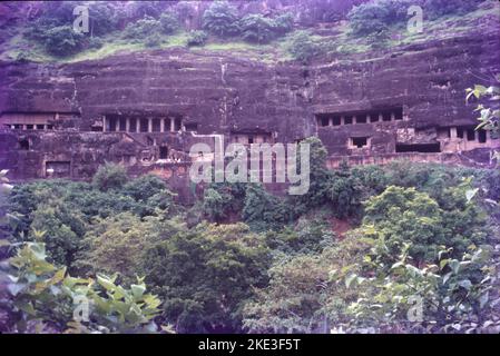 Die Höhlen von Ajanta sind ein Beispiel für eine der größten Errungenschaften der alten buddhistischen Felsarchitektur. Die künstlerischen Traditionen in Ajanta stellen ein wichtiges und seltenes Exemplar von Kunst, Architektur, Malerei und soziokultureller, religiöser und politischer Geschichte der zeitgenössischen Gesellschaft in Indien dar. Ajanta handelt auch von schönen Gemälden auf Höhlenwänden zum Thema Buddhismus. Stockfoto