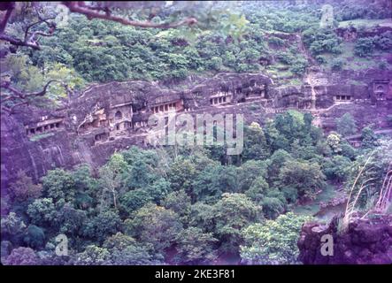 Die Höhlen von Ajanta sind ein Beispiel für eine der größten Errungenschaften der alten buddhistischen Felsarchitektur. Die künstlerischen Traditionen in Ajanta stellen ein wichtiges und seltenes Exemplar von Kunst, Architektur, Malerei und soziokultureller, religiöser und politischer Geschichte der zeitgenössischen Gesellschaft in Indien dar. Ajanta handelt auch von schönen Gemälden auf Höhlenwänden zum Thema Buddhismus. Stockfoto