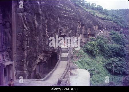 Die Höhlen von Ajanta sind ein Beispiel für eine der größten Errungenschaften der alten buddhistischen Felsarchitektur. Die künstlerischen Traditionen in Ajanta stellen ein wichtiges und seltenes Exemplar von Kunst, Architektur, Malerei und soziokultureller, religiöser und politischer Geschichte der zeitgenössischen Gesellschaft in Indien dar. Ajanta handelt auch von schönen Gemälden auf Höhlenwänden zum Thema Buddhismus. Stockfoto