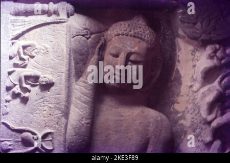 Die Höhlen von Ajanta sind ein Beispiel für eine der größten Errungenschaften der alten buddhistischen Felsarchitektur. Die künstlerischen Traditionen in Ajanta stellen ein wichtiges und seltenes Exemplar von Kunst, Architektur, Malerei und soziokultureller, religiöser und politischer Geschichte der zeitgenössischen Gesellschaft in Indien dar. Ajanta handelt auch von schönen Gemälden auf Höhlenwänden zum Thema Buddhismus. Stockfoto