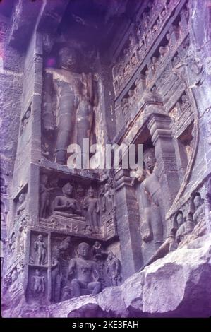 Die Höhlen von Ajanta sind ein Beispiel für eine der größten Errungenschaften der alten buddhistischen Felsarchitektur. Die künstlerischen Traditionen in Ajanta stellen ein wichtiges und seltenes Exemplar von Kunst, Architektur, Malerei und soziokultureller, religiöser und politischer Geschichte der zeitgenössischen Gesellschaft in Indien dar. Ajanta handelt auch von schönen Gemälden auf Höhlenwänden zum Thema Buddhismus. Stockfoto