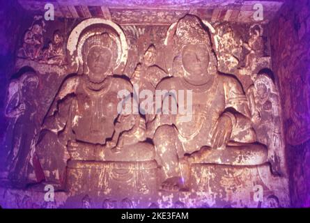 Die Höhlen von Ajanta sind ein Beispiel für eine der größten Errungenschaften der alten buddhistischen Felsarchitektur. Die künstlerischen Traditionen in Ajanta stellen ein wichtiges und seltenes Exemplar von Kunst, Architektur, Malerei und soziokultureller, religiöser und politischer Geschichte der zeitgenössischen Gesellschaft in Indien dar. Ajanta handelt auch von schönen Gemälden auf Höhlenwänden zum Thema Buddhismus. Stockfoto