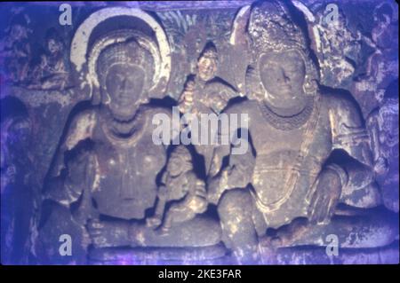 Die Höhlen von Ajanta sind ein Beispiel für eine der größten Errungenschaften der alten buddhistischen Felsarchitektur. Die künstlerischen Traditionen in Ajanta stellen ein wichtiges und seltenes Exemplar von Kunst, Architektur, Malerei und soziokultureller, religiöser und politischer Geschichte der zeitgenössischen Gesellschaft in Indien dar. Ajanta handelt auch von schönen Gemälden auf Höhlenwänden zum Thema Buddhismus. Stockfoto