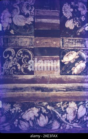 Die Höhlen von Ajanta sind ein Beispiel für eine der größten Errungenschaften der alten buddhistischen Felsarchitektur. Die künstlerischen Traditionen in Ajanta stellen ein wichtiges und seltenes Exemplar von Kunst, Architektur, Malerei und soziokultureller, religiöser und politischer Geschichte der zeitgenössischen Gesellschaft in Indien dar. Ajanta handelt auch von schönen Gemälden auf Höhlenwänden zum Thema Buddhismus. Stockfoto