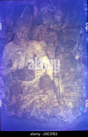 Die Höhlen von Ajanta sind ein Beispiel für eine der größten Errungenschaften der alten buddhistischen Felsarchitektur. Die künstlerischen Traditionen in Ajanta stellen ein wichtiges und seltenes Exemplar von Kunst, Architektur, Malerei und soziokultureller, religiöser und politischer Geschichte der zeitgenössischen Gesellschaft in Indien dar. Ajanta handelt auch von schönen Gemälden auf Höhlenwänden zum Thema Buddhismus. Stockfoto