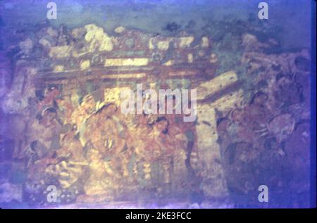Die Höhlen von Ajanta sind ein Beispiel für eine der größten Errungenschaften der alten buddhistischen Felsarchitektur. Die künstlerischen Traditionen in Ajanta stellen ein wichtiges und seltenes Exemplar von Kunst, Architektur, Malerei und soziokultureller, religiöser und politischer Geschichte der zeitgenössischen Gesellschaft in Indien dar. Ajanta handelt auch von schönen Gemälden auf Höhlenwänden zum Thema Buddhismus. Stockfoto